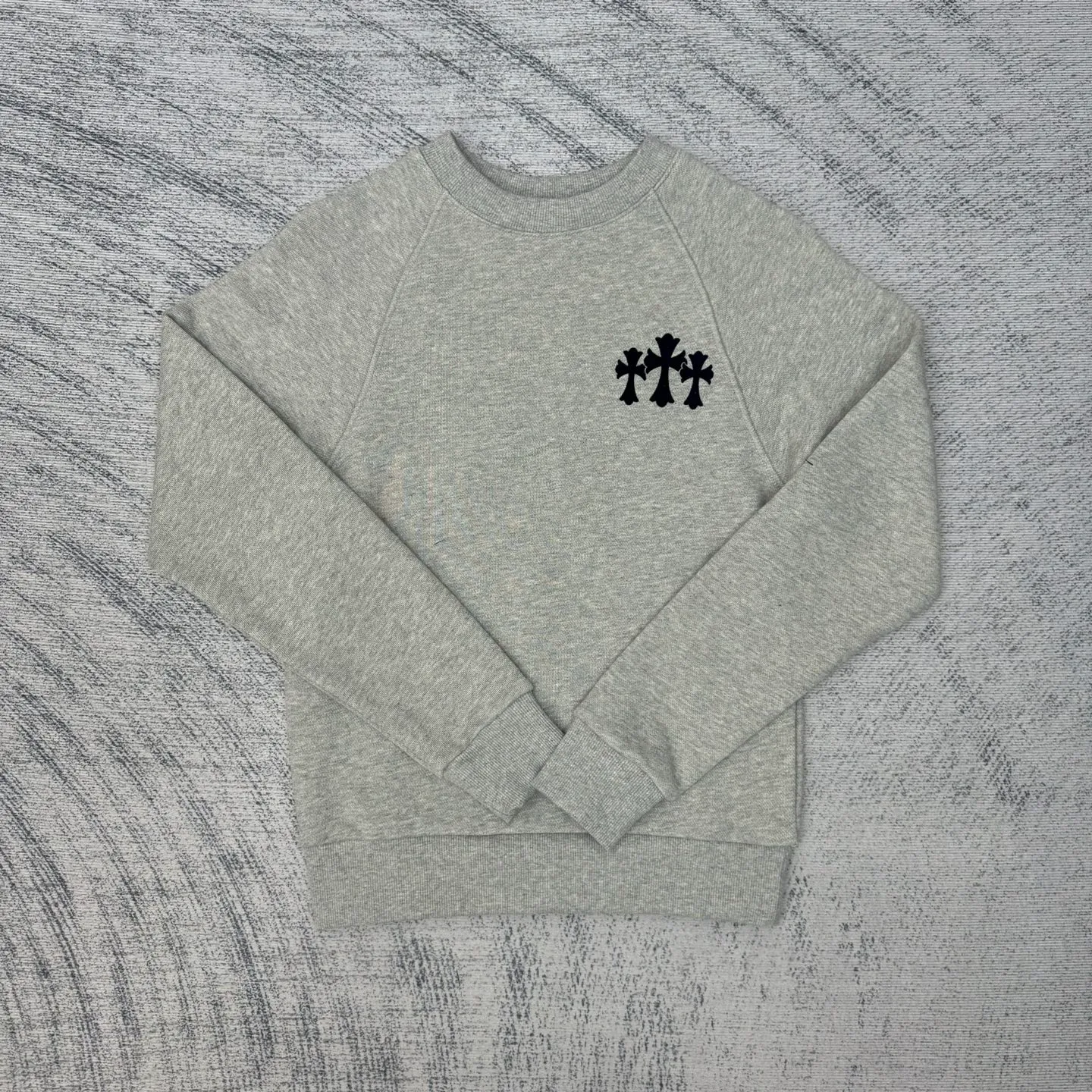 P320 Chrome hear 25FW early autumn new CH cross flocking round neck women's sweatshirt SIZE S/M/L Drop shoulder pullover silhouette sweatshirt tailoring Threaded hemming details on the cuffs and hem create a refined and coordinated atmosphere Cross logo embroidery decoration on the chest highlights the brand's high-end feel The overall style is low-key without losing texture. Casual and fashionable wear, suitable for commuting and daily travel